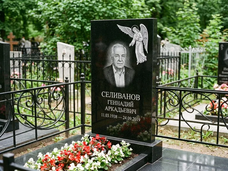 Памятник с гравировкой ангела — белая гравировка скорбящего ангела над портретом, работа «Селиванов» в Туле