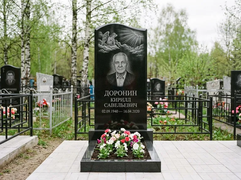 Памятник с гравировкой ангела — гравировка ангела в облаках с лучами над портретом, работа «Доронин» в Туле