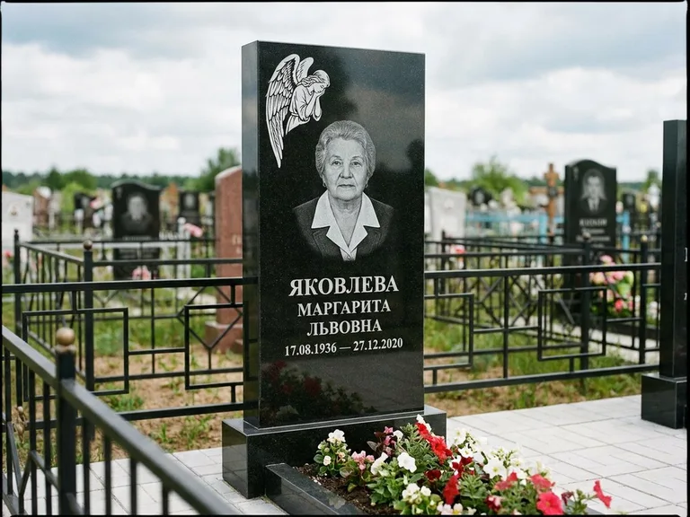 Памятник с гравировкой ангела — белая гравировка скорбящего ангела над портретом, работа «Яковлева» в Туле
