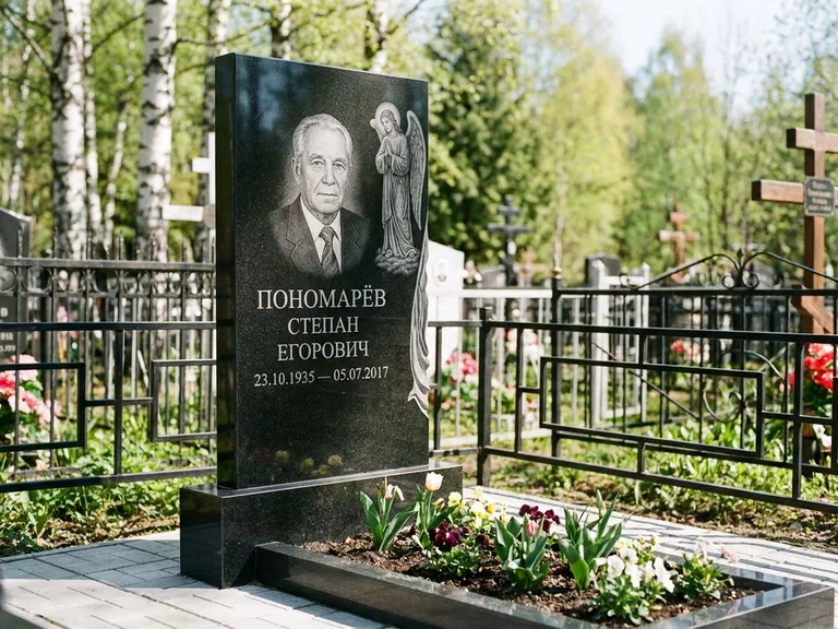 Памятник с гравировкой ангела — гравировка ангела-хранителя сбоку от портрета, работа «Пономарёв» в Туле