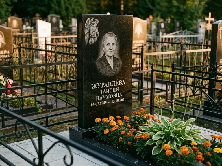 Памятник с гравировкой ангела — гравировка молящегося ангела в верхней части стелы, работа «Журавлёва» в Туле