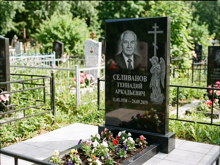 Памятник с гравировкой ангела — гравировка ангела с крестом рядом с эпитафией, работа «Селиванов» в Туле