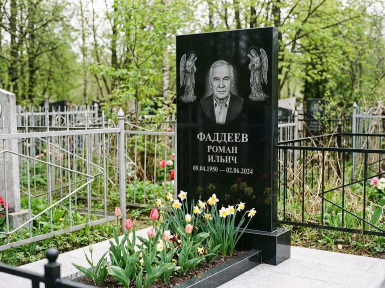 Памятник с гравировкой ангела — гравировка двух ангелов по сторонам портрета, работа «Фаддеев» в Туле