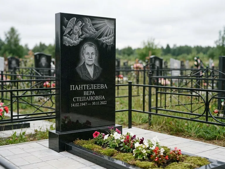 Памятник с гравировкой ангела — гравировка ангела в облаках с лучами над портретом, работа «Пантелеева» в Туле