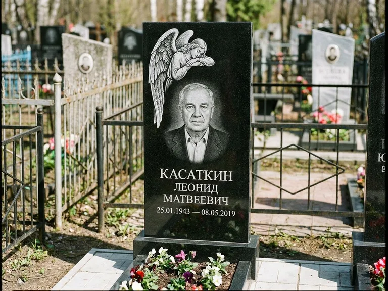 Памятник с гравировкой ангела — белая гравировка скорбящего ангела над портретом, работа «Касаткин» в Туле