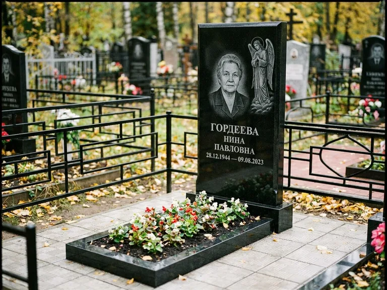 Памятник с гравировкой ангела — гравировка ангела-хранителя сбоку от портрета, работа «Гордеева» в Туле