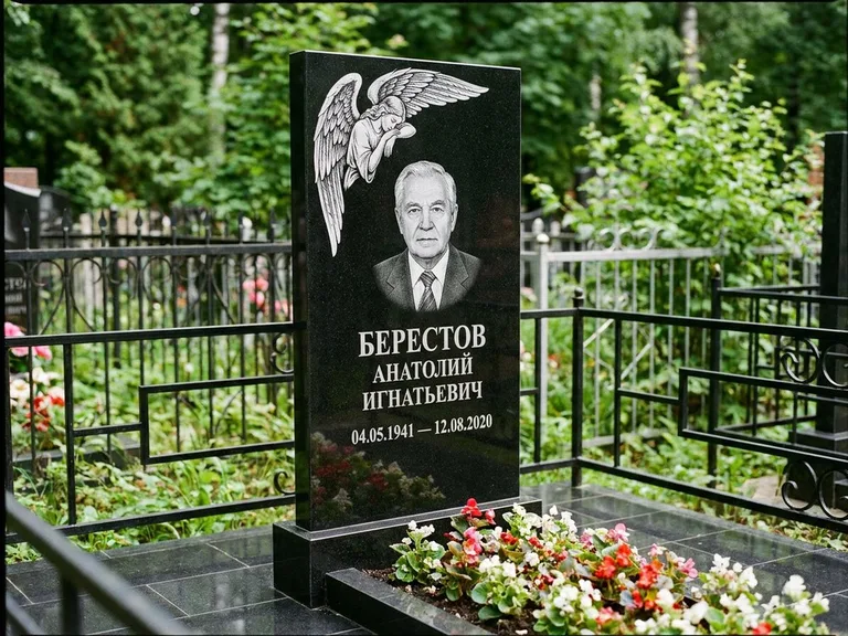 Памятник с гравировкой ангела — гравировка молящегося ангела в верхней части стелы, работа «Свиридов» в Туле