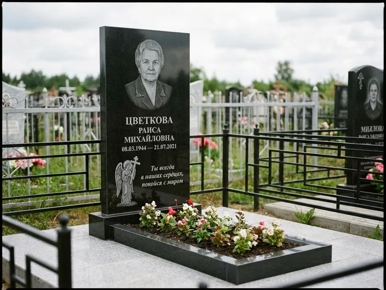 Памятник с гравировкой ангела — гравировка двух ангелов по сторонам портрета, работа «Яковлева» в Туле