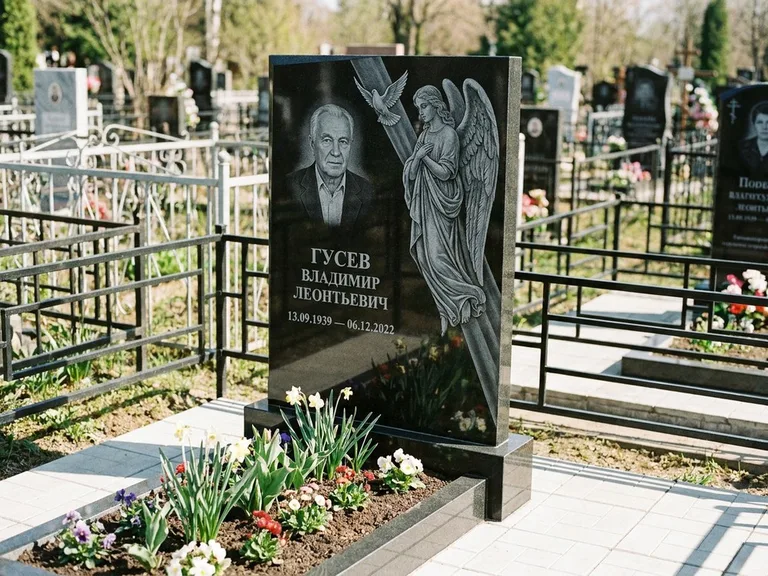 Памятник с гравировкой ангела — гравировка ангела в облаках с лучами над портретом, работа «Пономарёв» в Туле