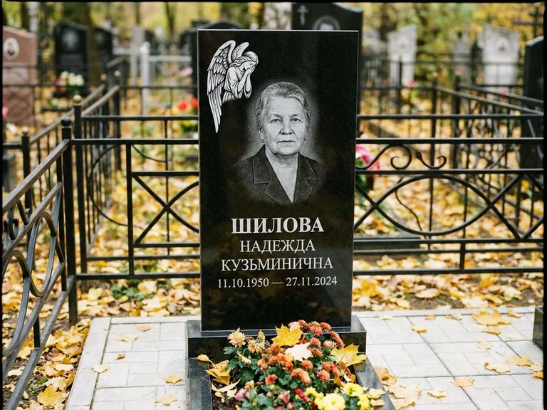 Памятник с гравировкой ангела — гравировка молящегося ангела в верхней части стелы, работа «Гордеева» в Туле