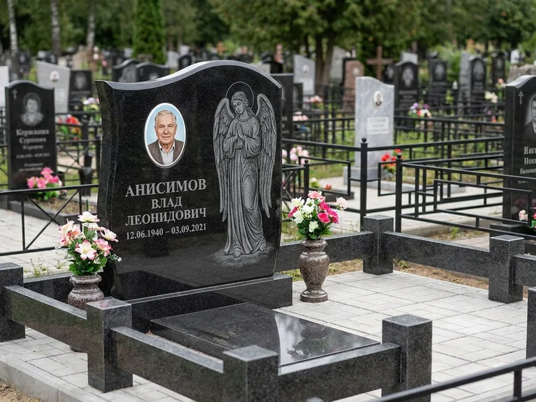 Памятник с гравировкой ангела — белая гравировка скорбящего ангела над портретом, работа «Свиридов» в Туле