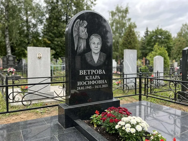 Памятник с гравировкой ангела — гравировка ангела-хранителя сбоку от портрета, работа «Игнатова» в Туле
