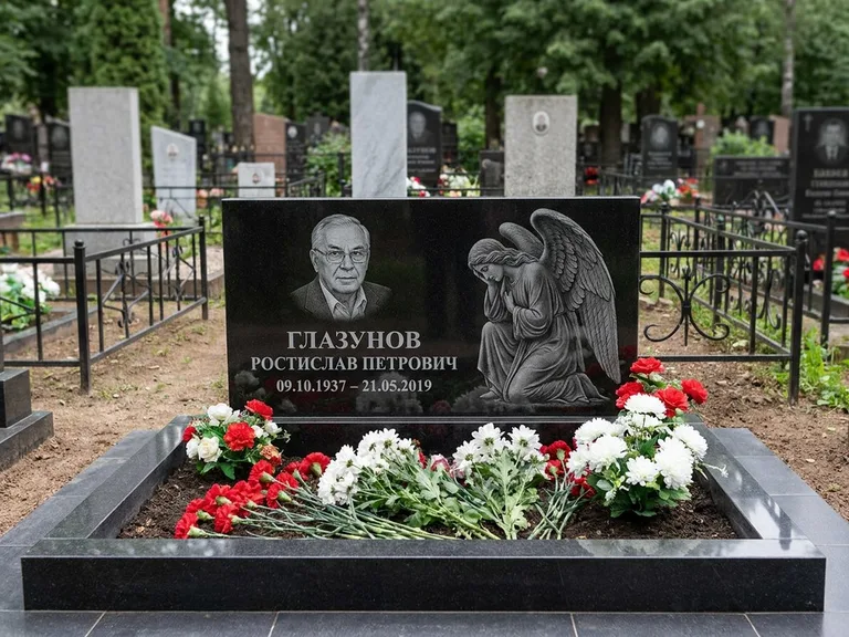 Памятник с гравировкой ангела — гравировка молящегося ангела в верхней части стелы, работа «Доронин» в Туле