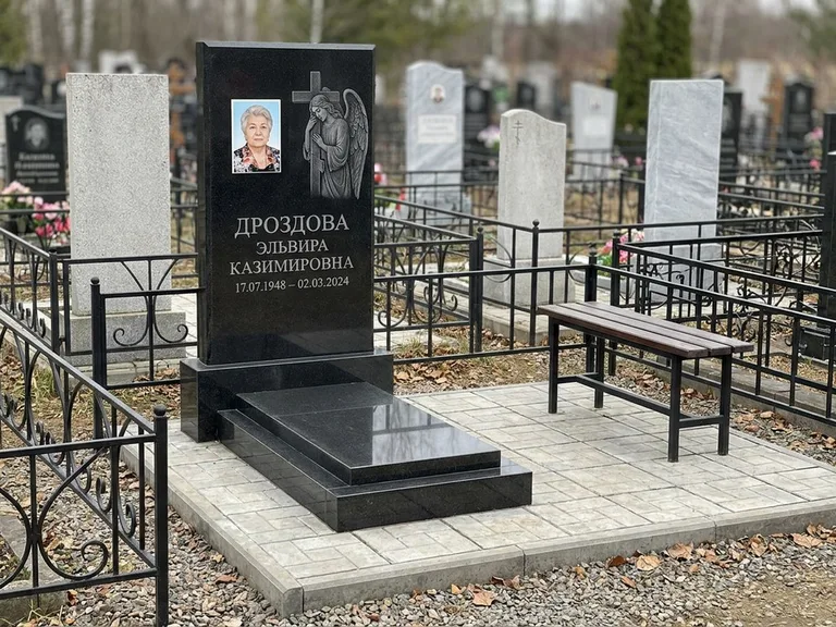 Памятник с гравировкой ангела — гравировка ангела с крестом рядом с эпитафией, работа «Яковлева» в Туле