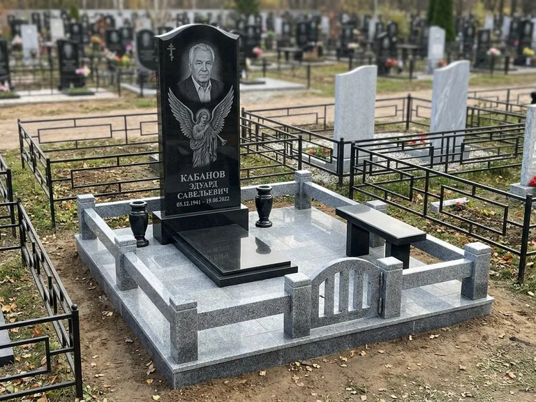 Памятник с гравировкой ангела — гравировка ангела с голубем по диагонали стелы, работа «Пономарёв» в Туле