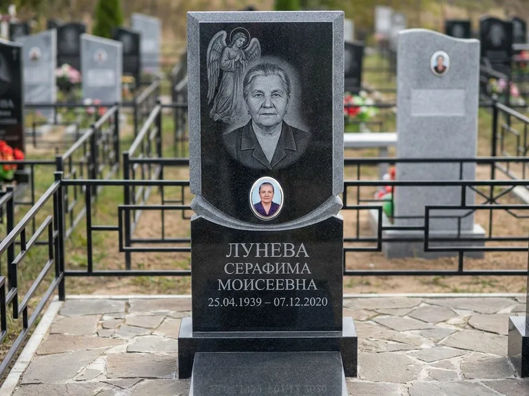 Памятник с гравировкой ангела — гравировка двух ангелов по сторонам портрета, работа «Журавлёва» в Туле