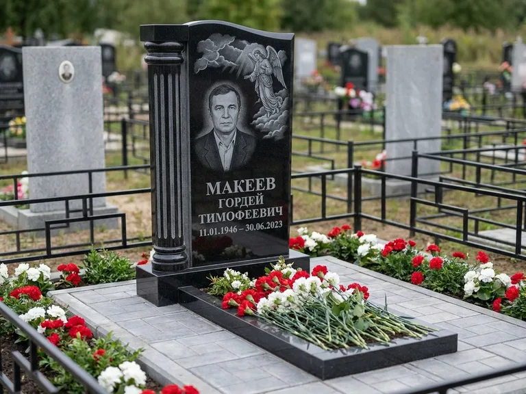 Памятник с гравировкой ангела — гравировка ангела в облаках с лучами над портретом, работа «Селиванов» в Туле