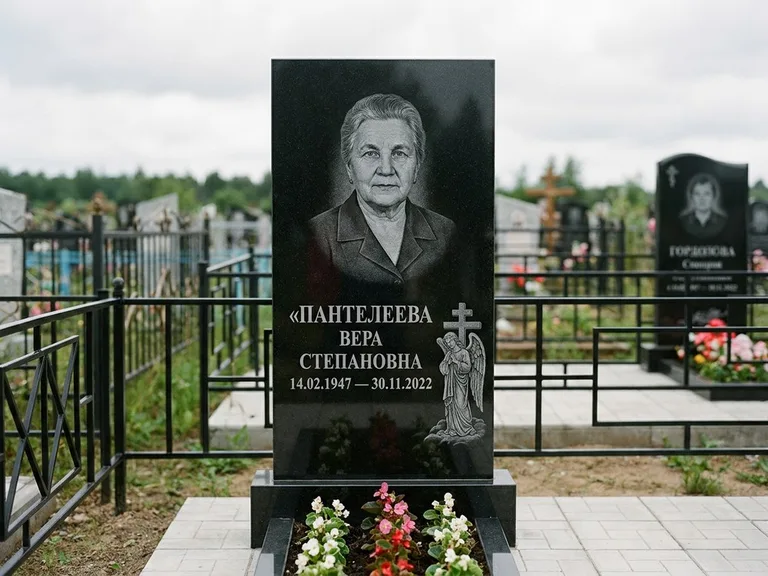 Памятник с гравировкой ангела — гравировка ангела с крестом рядом с эпитафией, работа «Пантелеева» в Туле