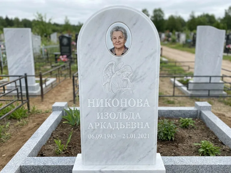 Памятник с гравировкой ангела — белая гравировка скорбящего ангела над портретом, работа «Гордеева» в Туле