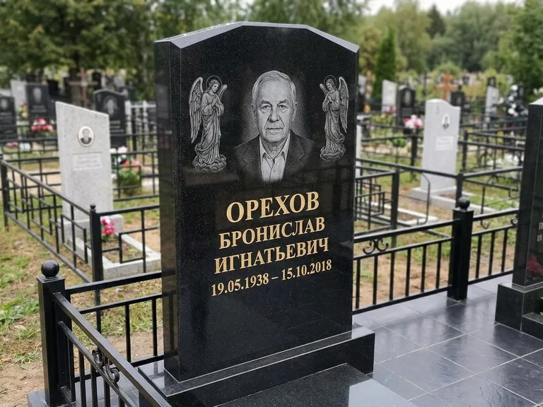 Памятник с гравировкой ангела — гравировка ангела-хранителя сбоку от портрета, работа «Фаддеев» в Туле