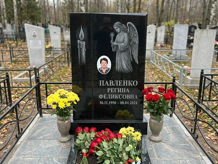 Памятник с гравировкой ангела — гравировка молящегося ангела в верхней части стелы, работа «Пантелеева» в Туле