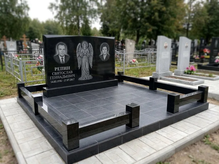 Памятник с гравировкой ангела — гравировка ангела с крестом рядом с эпитафией, работа «Касаткин» в Туле