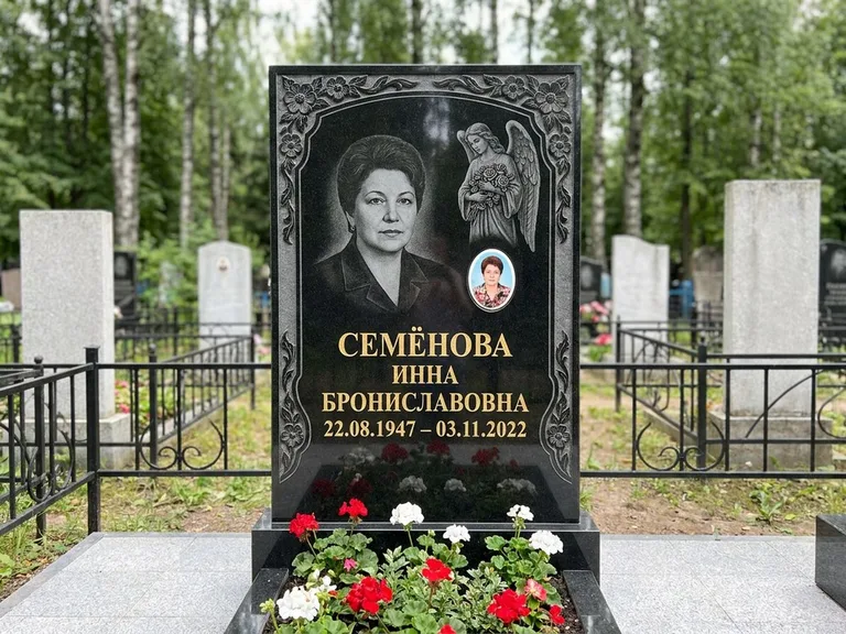 Памятник с гравировкой ангела — гравировка ангела с голубем по диагонали стелы, работа «Лобанова» в Туле