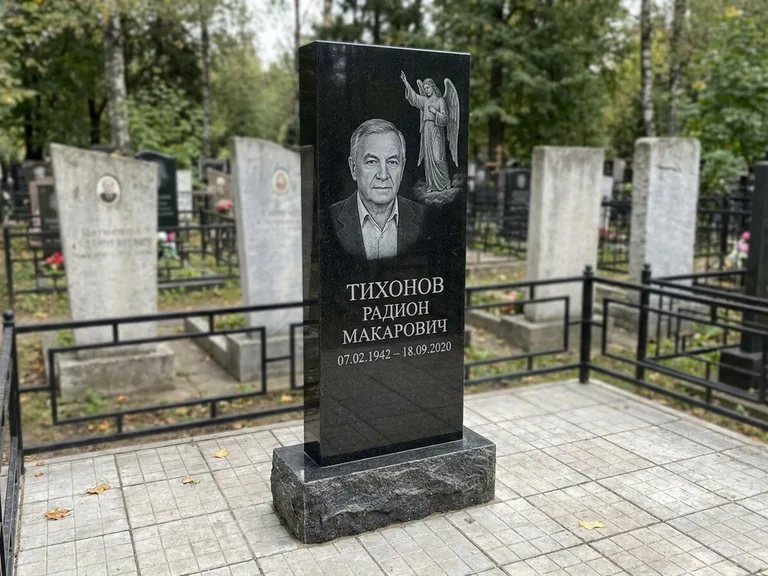 Памятник с гравировкой ангела — гравировка двух ангелов по сторонам портрета, работа «Свиридов» в Туле