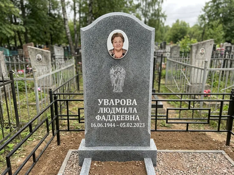 Памятник с гравировкой ангела — гравировка ангела в облаках с лучами над портретом, работа «Игнатова» в Туле