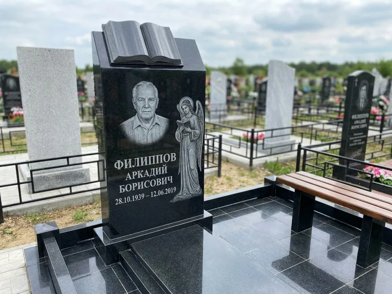 Памятник с гравировкой ангела — белая гравировка скорбящего ангела над портретом, работа «Доронин» в Туле