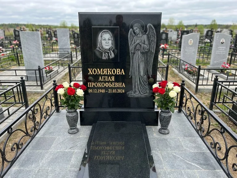 Памятник с гравировкой ангела — гравировка ангела-хранителя сбоку от портрета, работа «Яковлева» в Туле