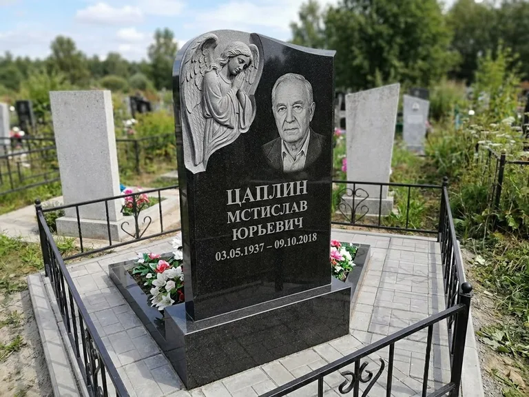 Памятник с гравировкой ангела — гравировка молящегося ангела в верхней части стелы, работа «Пономарёв» в Туле