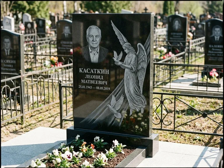 Памятник с гравировкой ангела — гравировка ангела с голубем по диагонали стелы, работа «Касаткин» в Туле