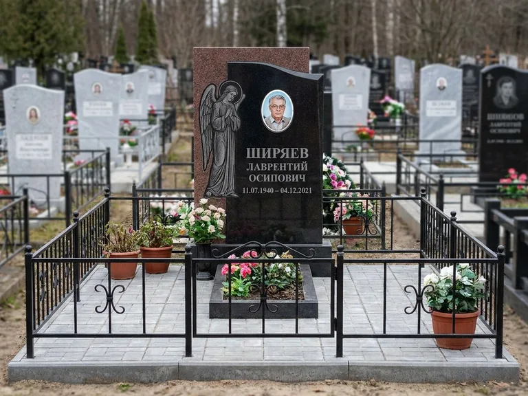 Памятник с гравировкой ангела — гравировка ангела с голубем по диагонали стелы, работа «Селиванов» в Туле