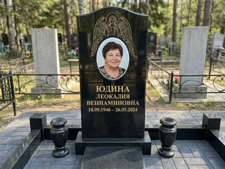 Памятник с гравировкой ангела — гравировка двух ангелов по сторонам портрета, работа «Гордеева» в Туле