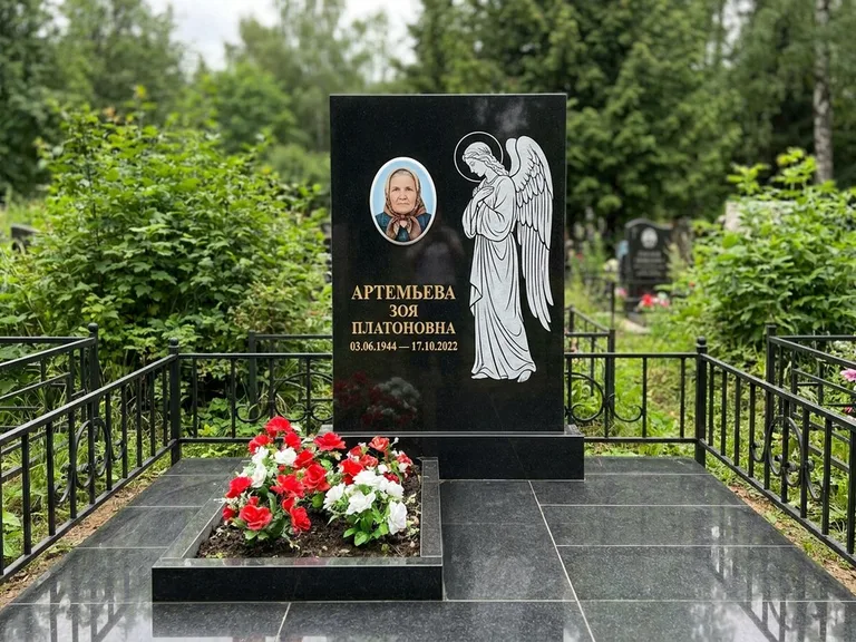 Памятник с гравировкой ангела — гравировка ангела в облаках с лучами над портретом, работа «Фаддеев» в Туле