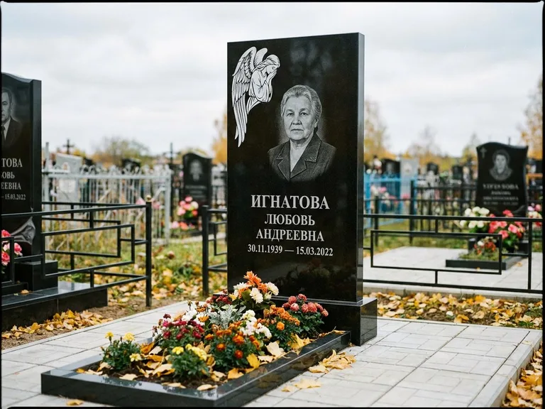 Памятник с гравировкой ангела — белая гравировка скорбящего ангела над портретом, работа «Игнатова» в Туле