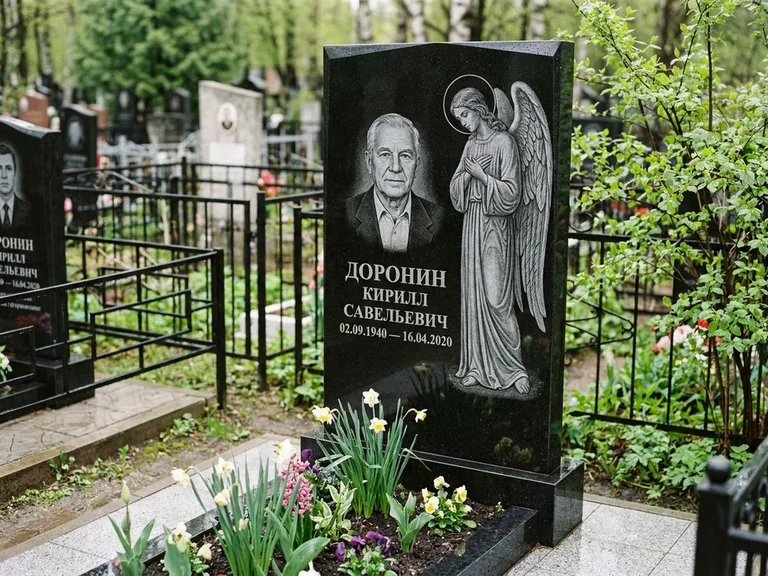 Памятник с гравировкой ангела — гравировка ангела-хранителя сбоку от портрета, работа «Доронин» в Туле