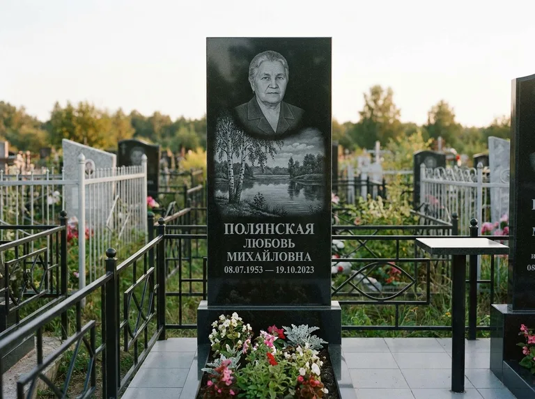 Памятник с гравировкой берёзы — гравировка берёзы у зеркального озера, работа «Полянская» в Туле