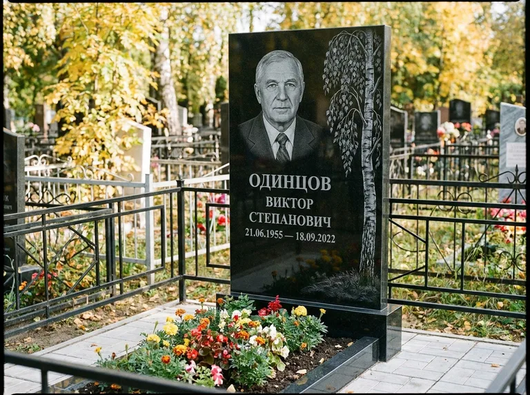 Памятник с гравировкой берёзы — гравировка плакучей берёзы с тонкими ветвями, работа «Одинцов» в Туле