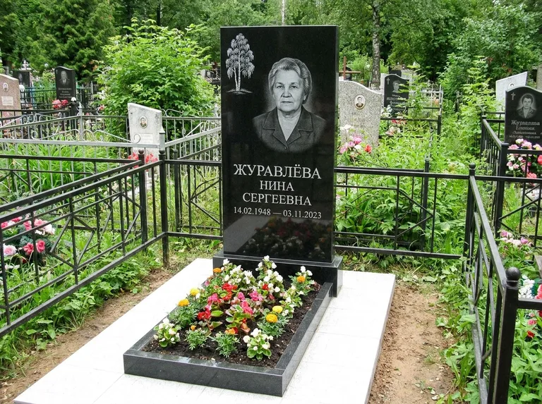 Памятник с гравировкой берёзы — гравировка одинокой берёзы над именем, работа «Журавлёва» в Туле