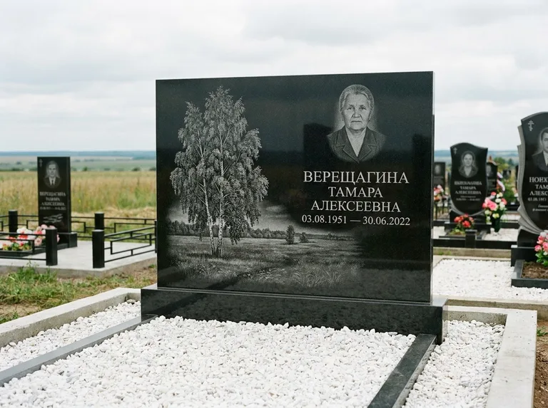 Памятник с гравировкой берёзы: широкая горизонтальная стела — берёза у поля, простор до горизонта, белая мраморная крошка с бордюром, работа «Верещагина» в Туле