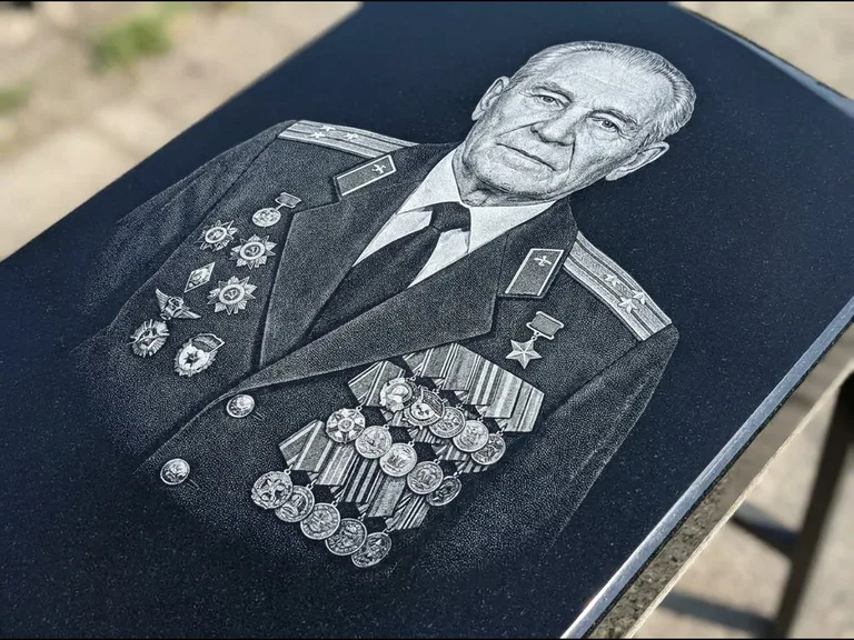 Гравировка фото на памятнике — военный / ветеран в Туле