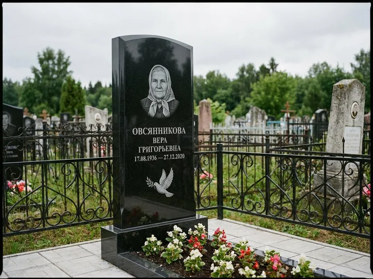 Памятник с гравировкой голубей — гравировка голубя с оливковой ветвью рядом с эпитафией, работа «Овсянникова» в Туле