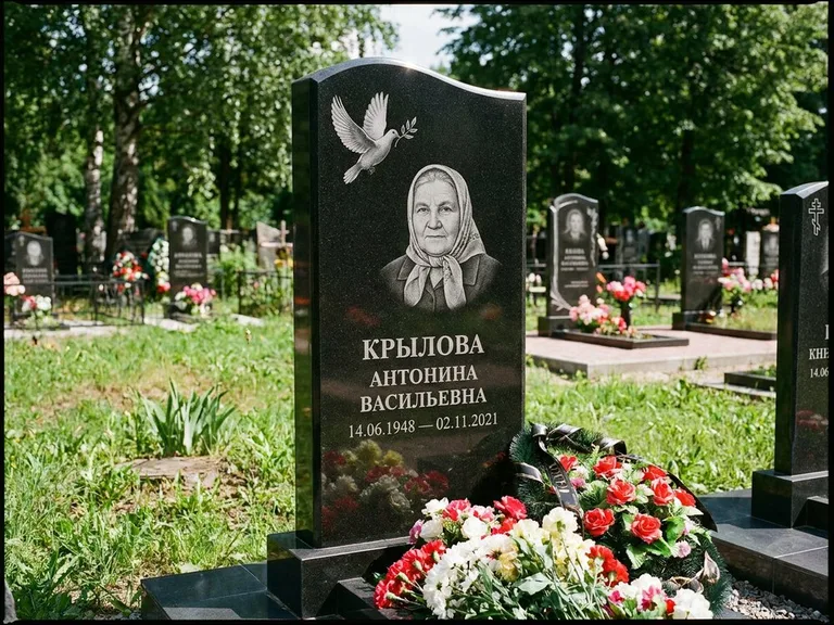 Памятник с гравировкой голубей — гравировка голубей, работа «Крылова» в Туле