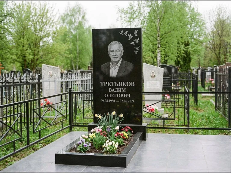 Памятник с гравировкой голубей — гравировка стаи голубей, взлетающей от угла стелы, работа «Третьяков» в Туле