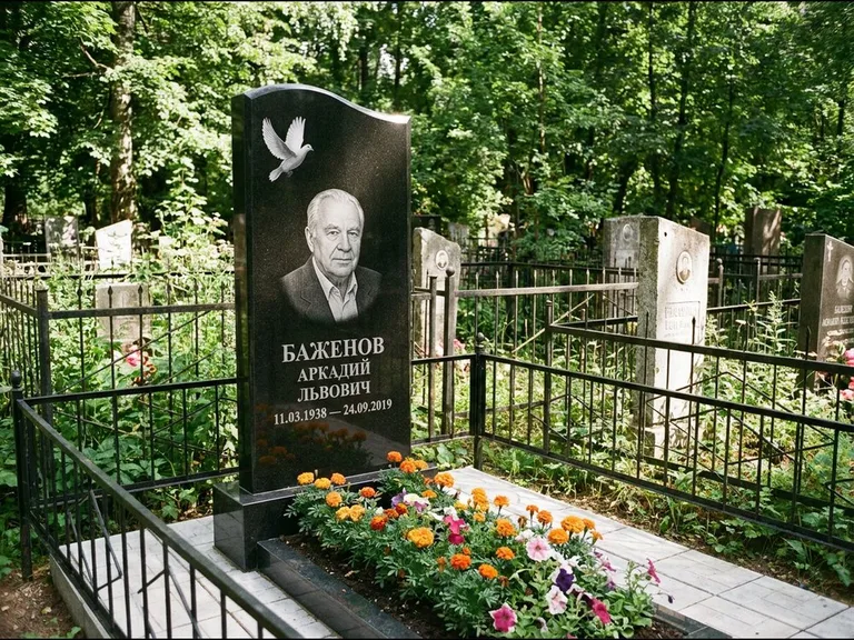 Памятник с гравировкой голубей — белая гравировка взлетающего голубя над портретом, работа «Баженов» в Туле