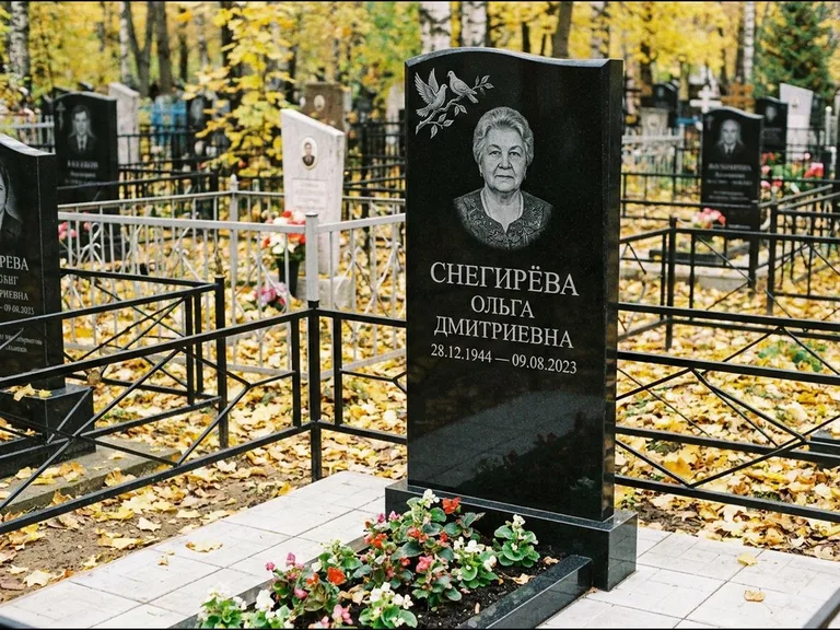 Памятник с гравировкой голубей — гравировка пары голубей на ветке в верхнем углу стелы, работа «Снегирёва» в Туле
