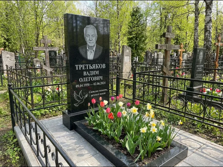 Памятник с гравировкой голубей — гравировка голубя с оливковой ветвью рядом с эпитафией, работа «Третьяков» в Туле