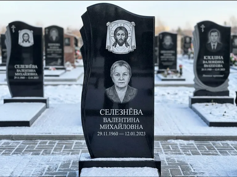 Памятник с гравировкой иконы — Казанская икона Божией Матери на стеле, работа «Одинцов» в Туле